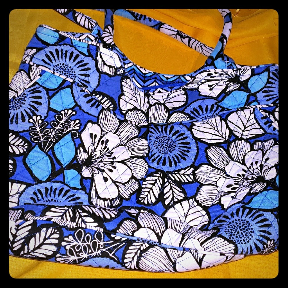 vera Bradley purse (almost new condition)